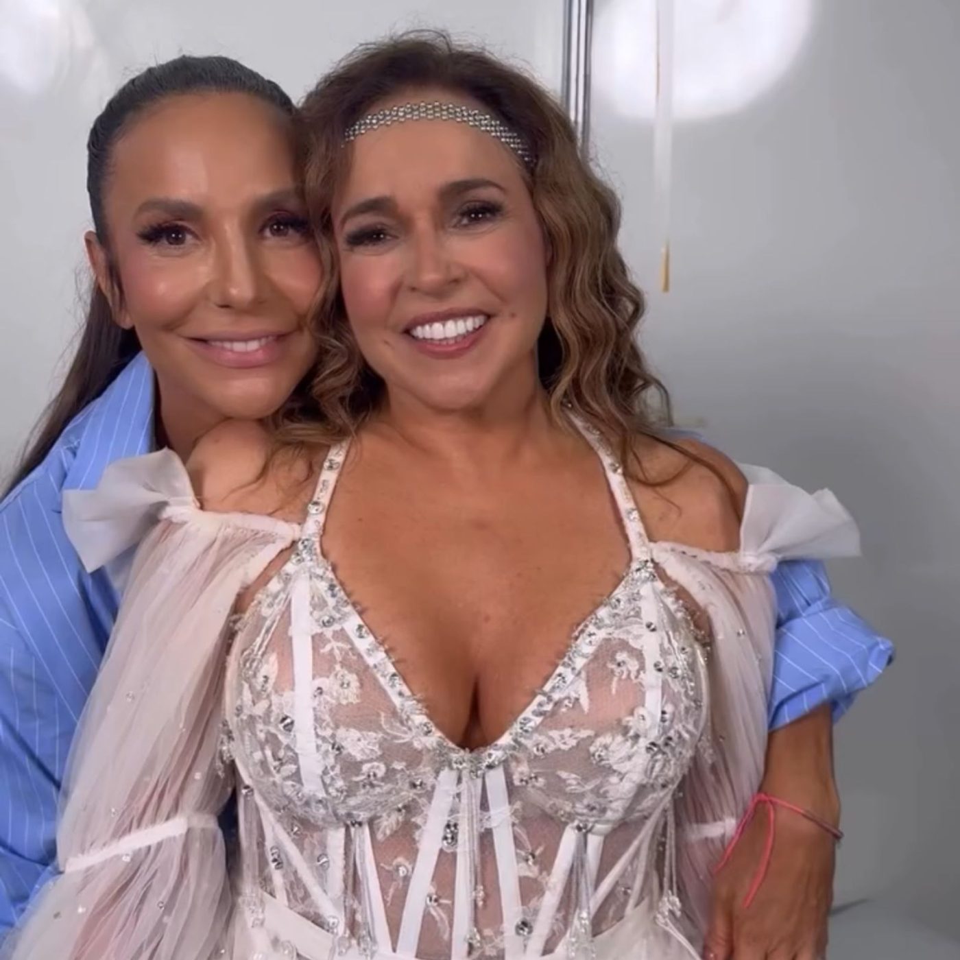 Ivete e Daniela Mercury se encontram nos bastidores de festival no Rio de Janeiro: “São muitos anos de amizade”; assista