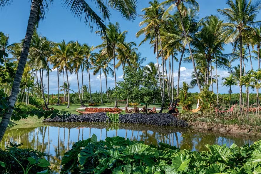 Casa na Bahia é destaque em revista por possuir jardim de 6 mil m2 e lago artificial; veja fotos