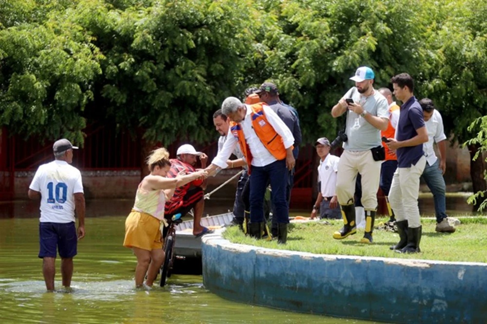 Jerônimo Rodrigues sobrevoa áreas alagadas em Bom Jesus da Lapa após fortes chuvas