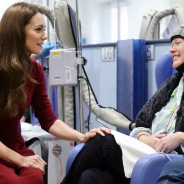 De surpresa, Kate Middleton retorna ao hospital onde foi tratada contra o câncer e emociona pacientes