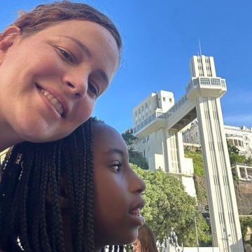 Leandra Leal e a filha, Júlia, posam em tradicional cartão-postal de Salvador