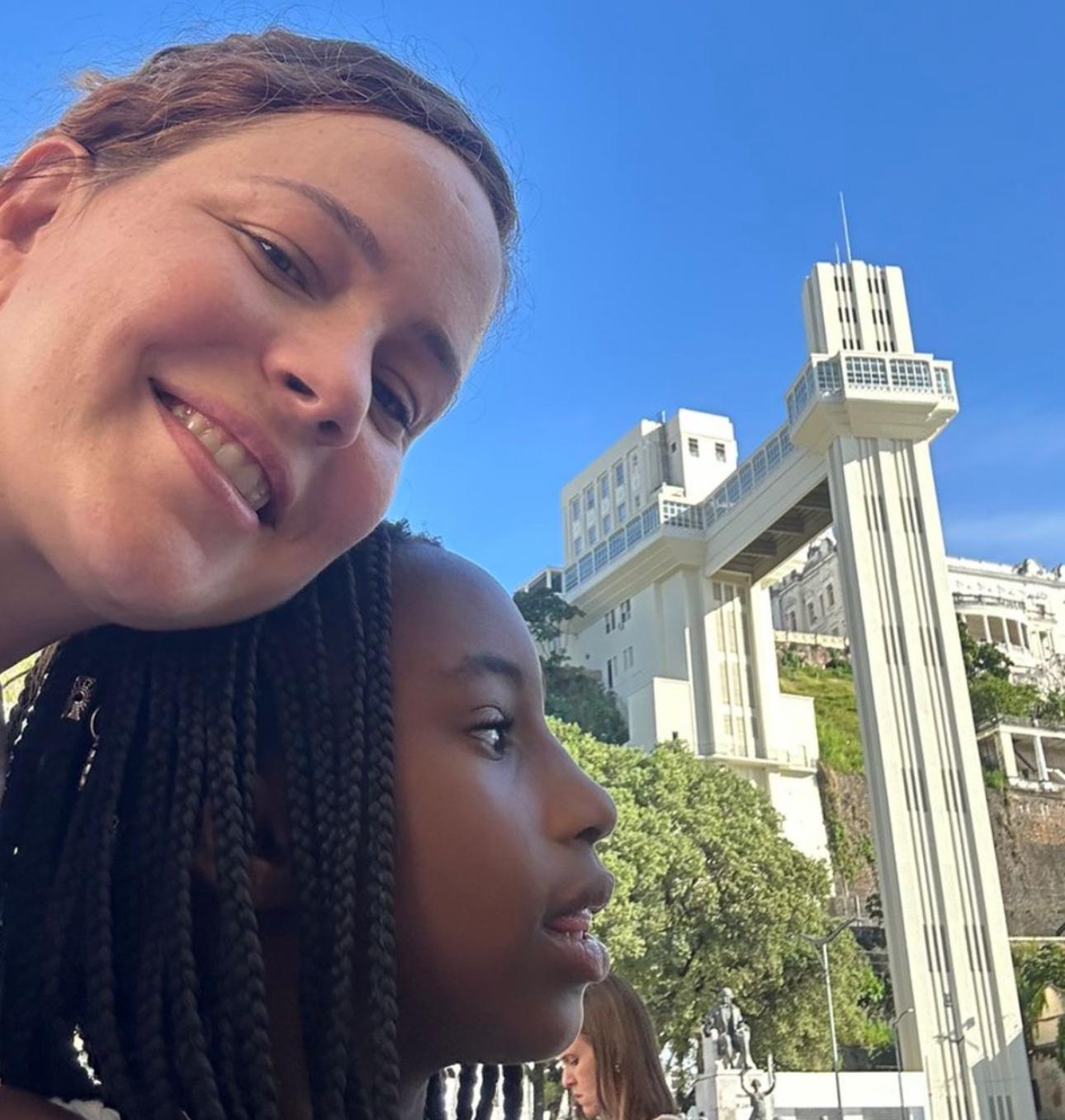 Leandra Leal e a filha, Júlia, posam em tradicional cartão-postal de Salvador