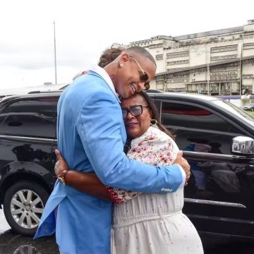 Léo Santana embarca com a família em seu cruzeiro e mãe do artista se emociona