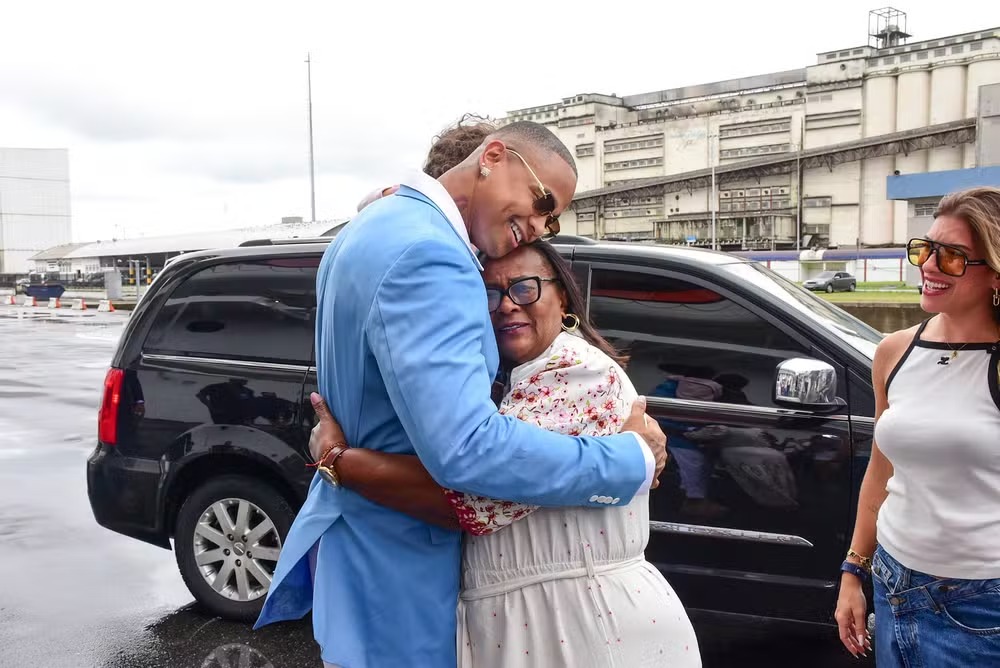 Léo Santana embarca com a família em seu cruzeiro e mãe do artista se emociona