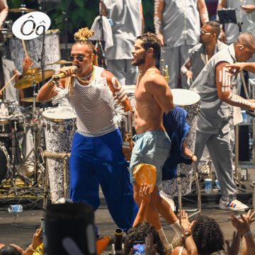 José Loreto tira camisa e dança com Timbalada durante ensaio de verão em Salvador