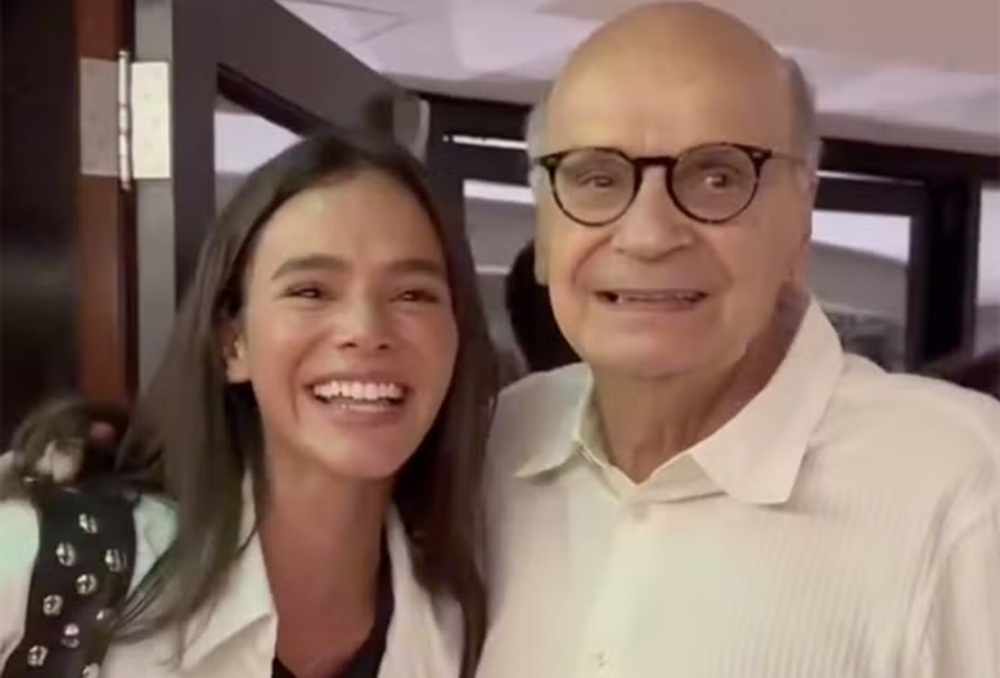 Bruna Marquezine se emociona ao encontrar Drauzio Varella em teatro