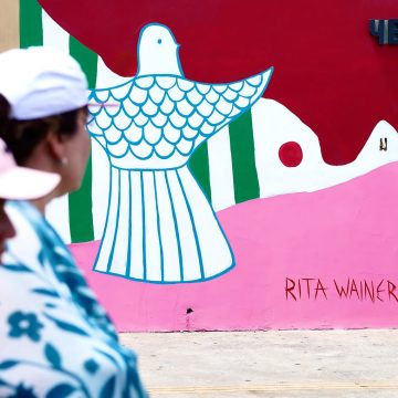 Rita Wainer cria primeiro mural em Salvador e celebra cultura baiana: ‘Arte e axé por toda parte’