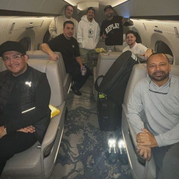 Neymar compartilha foto em avião rumo ao Santos; confira