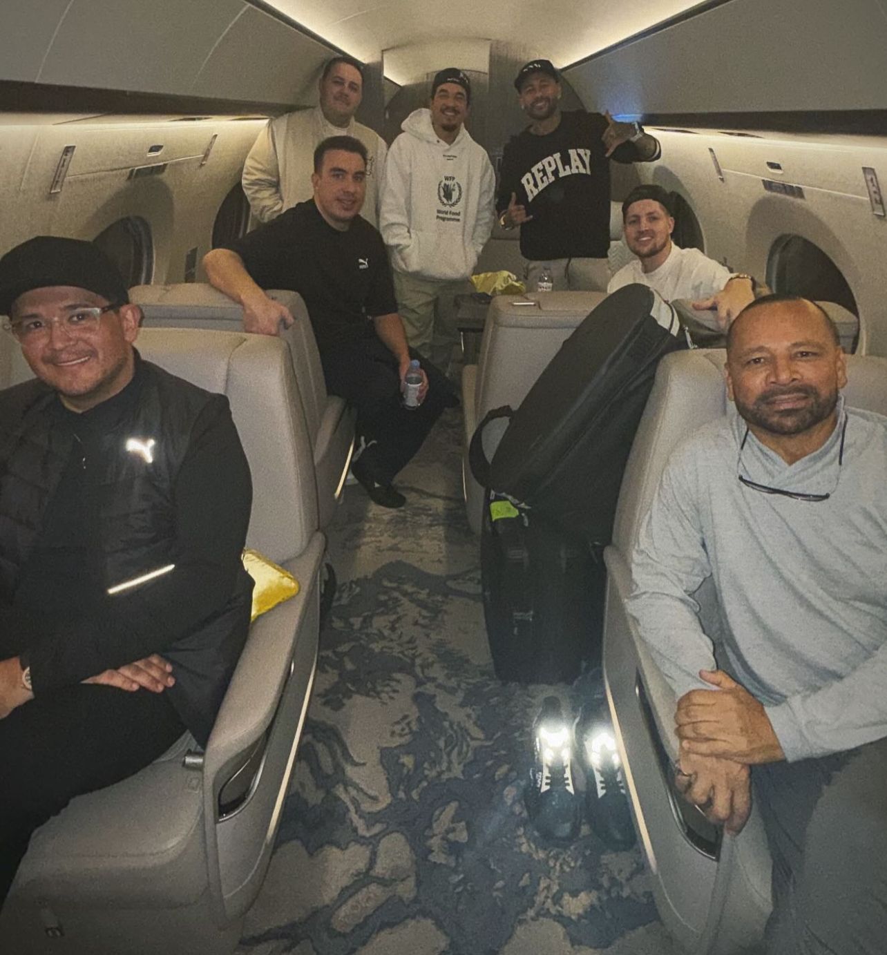 Neymar compartilha foto em avião rumo ao Santos; confira