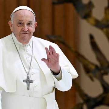 Papa Francisco segue internado, mas apresenta melhora, diz Vaticano