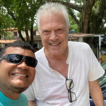 Na Bahia, Pedro Bial é tietado por fãs durante férias com a família