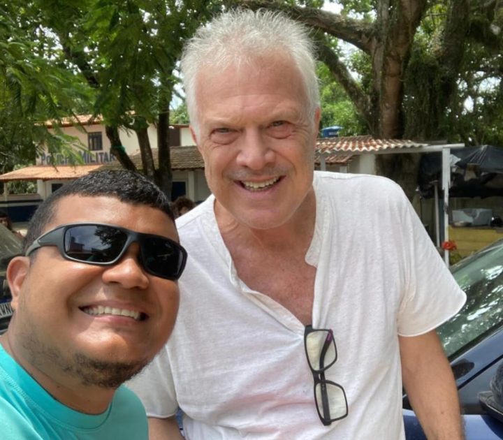 Na Bahia, Pedro Bial é tietado por fãs durante férias com a família