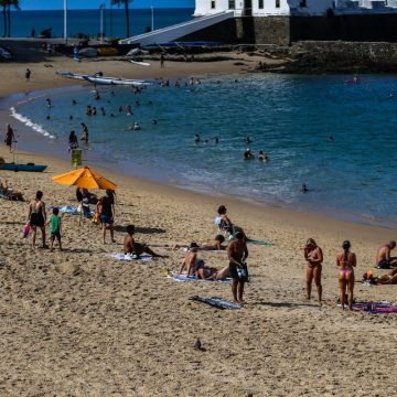 ‘Agora eu vejo a areia’: banhistas celebram limitação de sombreiros no Porto da Barra