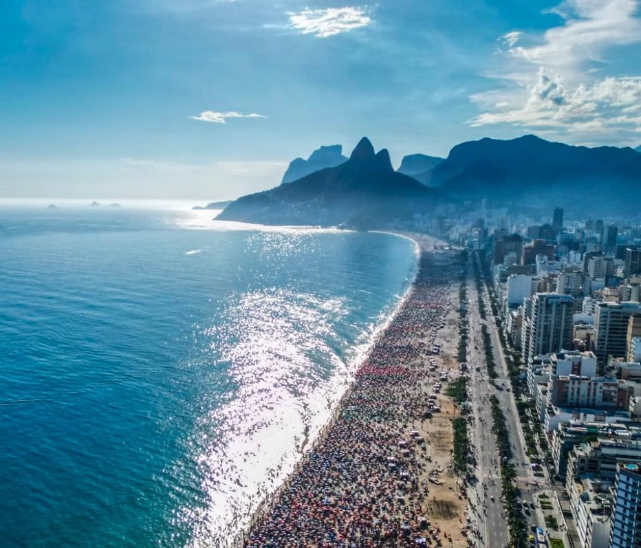 Rio de Janeiro tem praia cheia em domingo com sensação térmica de 48º C