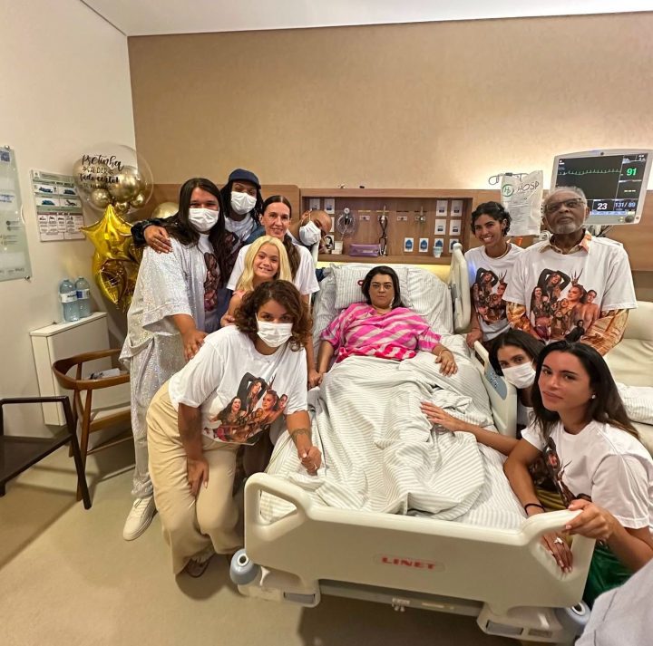 Preta Gil deixa UTI e é homenageada por Ivete durante show em Copacabana