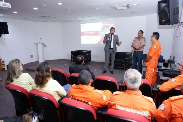 Carnaval 2025: Bombeiros e MPE-BA discutem medidas de segurança, como lotação de trios