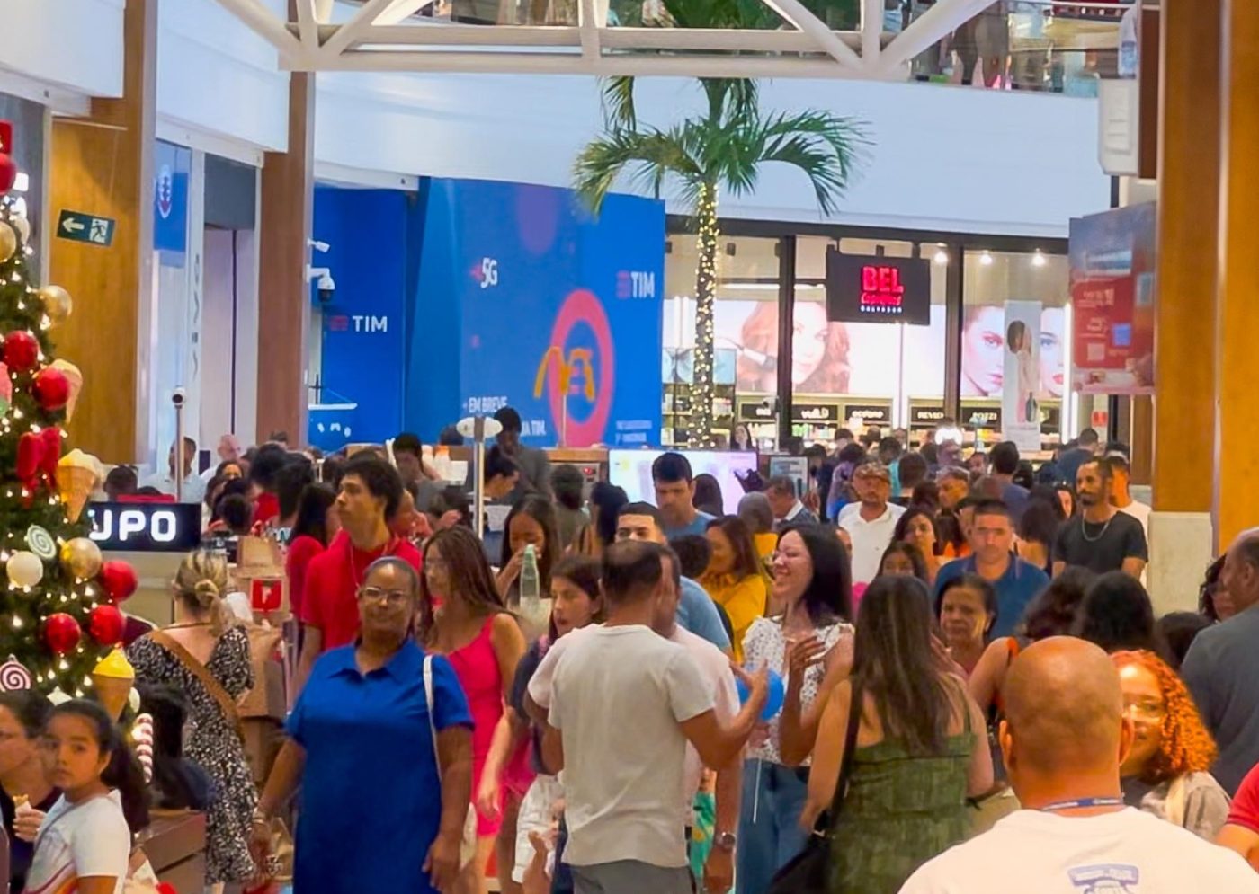 Shopping em Salvador promove descontos de até 50% para queimar estoque