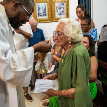 Primeira professora de Baixio completa 100 anos e ganha homenagem especial da comunidade