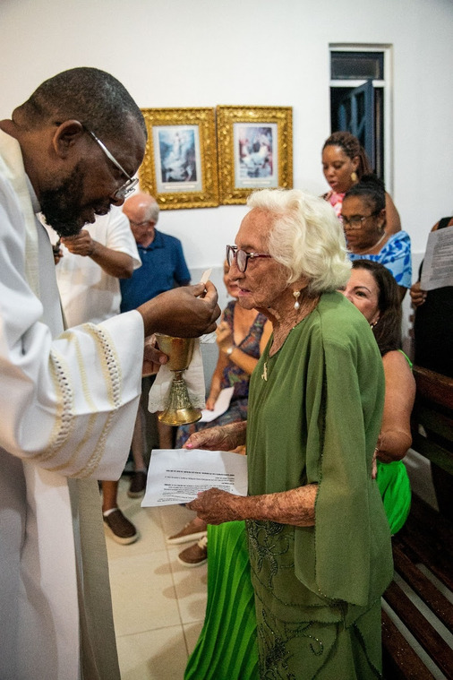 Primeira professora de Baixio completa 100 anos e ganha homenagem especial da comunidade