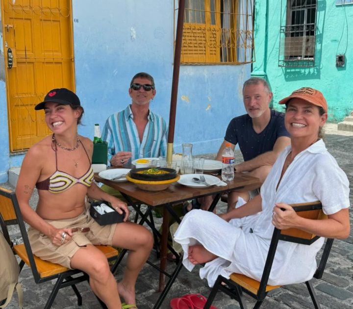 Valentina Bandeira celebra união familiar em Salvador: “Eu, meu pai, o marido dele e a minha mãe’