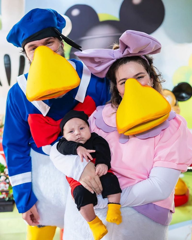 Viih Tube e Eliezer se fantasiam de Margarida e Pato Donald em mesversário de caçula