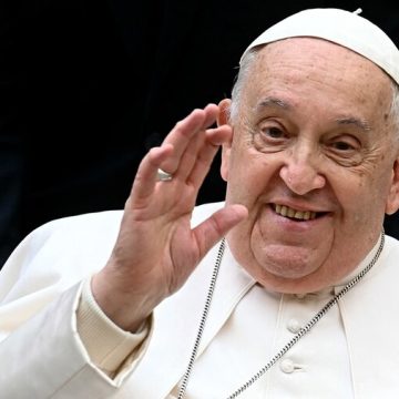 Papa Francisco passa por transfusão de sangue após ter crise de asma, informa Vaticano