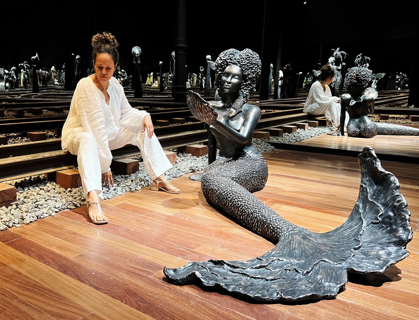 Nádia Taquary conduz visita à sua mostra ‘Òná Ìrín: Caminho de Ferro’ no Muncab, em Salvador