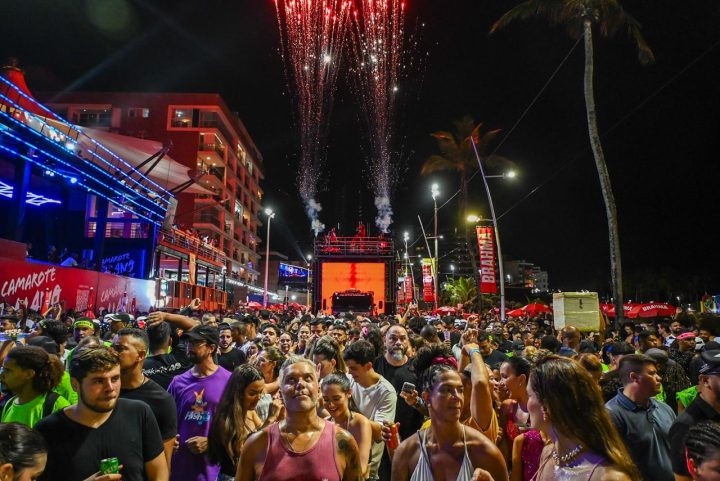 Leo Santana abre o Pipoco e arrasta multidão no pré-Carnaval de Salvador – Foto: Elias Dantas/Alô Alô Bahia