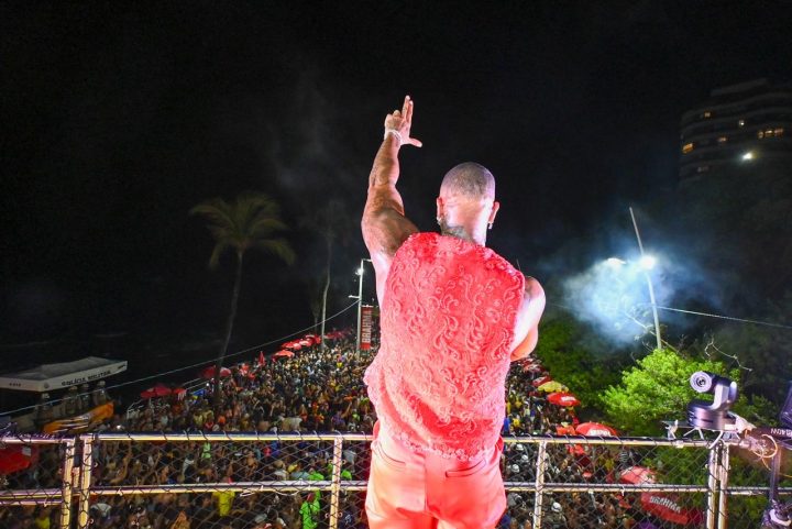 Leo Santana abre o Pipoco e arrasta multidão no pré-Carnaval de Salvador – Foto: Elias Dantas/Alô Alô Bahia