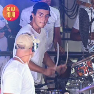 Marcelo Cady toca percussão no trio da mãe, Ivete Sangalo, no Carnaval de Salvador