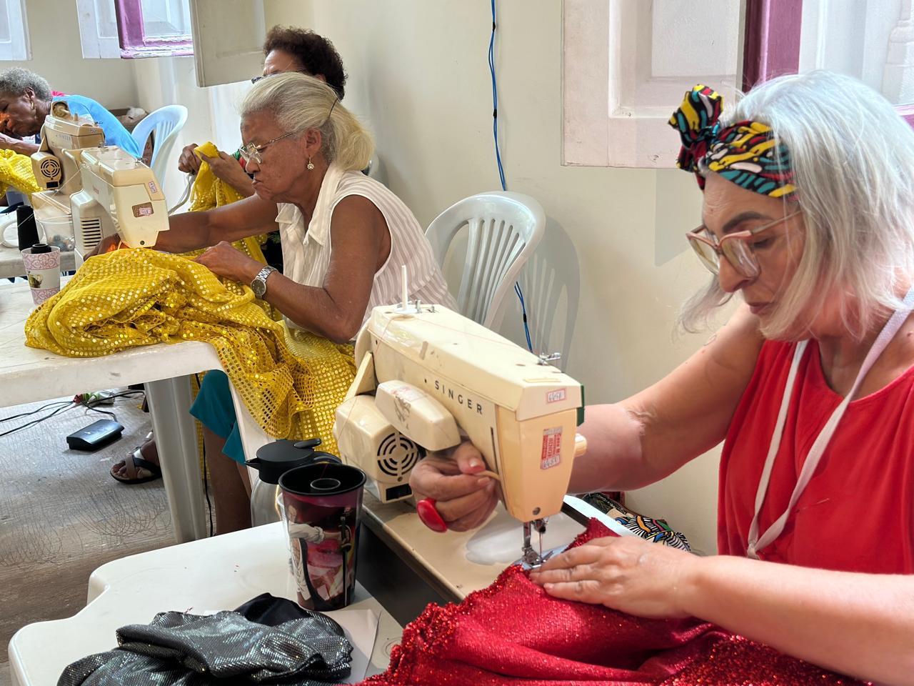 Idosas confeccionam as próprias fantasias para baile de Carnaval nesta terça-feira (25); saiba mais