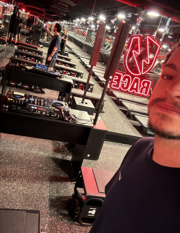 Bhaskar, irmão de Alok curte Salvador e anima treino antes de set em evento eletrônico