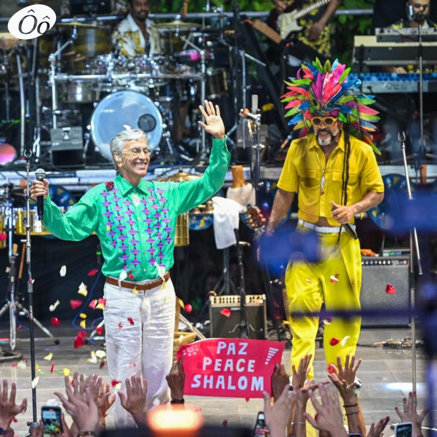 Caetano Veloso faz participação especial em show de Carlinhos Brown em Salvador