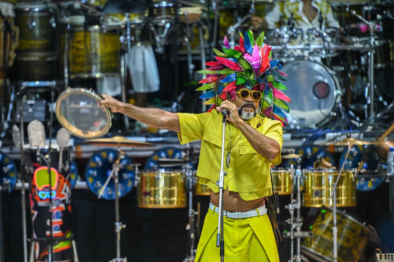 Carlinhos Brown abre o ‘Axé Brown 40’ com show tecnológico no Candyall Guetho Square