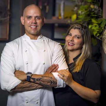 Chefs Fabricio Lemos e Lisiane Arouca assinam menu do trio elétrico de Bell Marques em Salvador