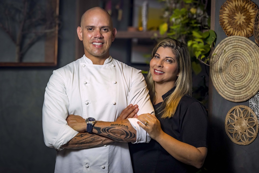 Chefs Fabricio Lemos e Lisiane Arouca assinam menu do trio elétrico de Bell Marques em Salvador