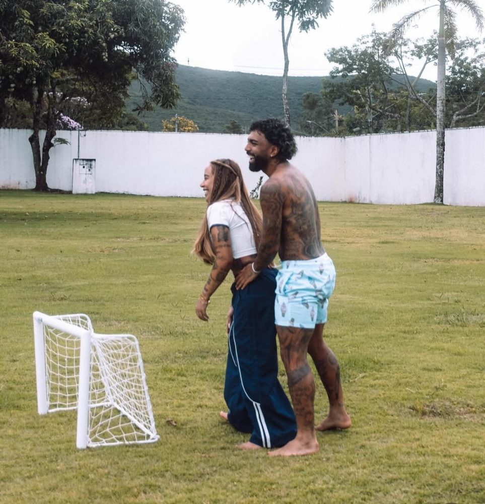 Ao som de Bethânia, Gabigol publica fotos raras e românticas ao lado de Rafaella, irmã de Neymar