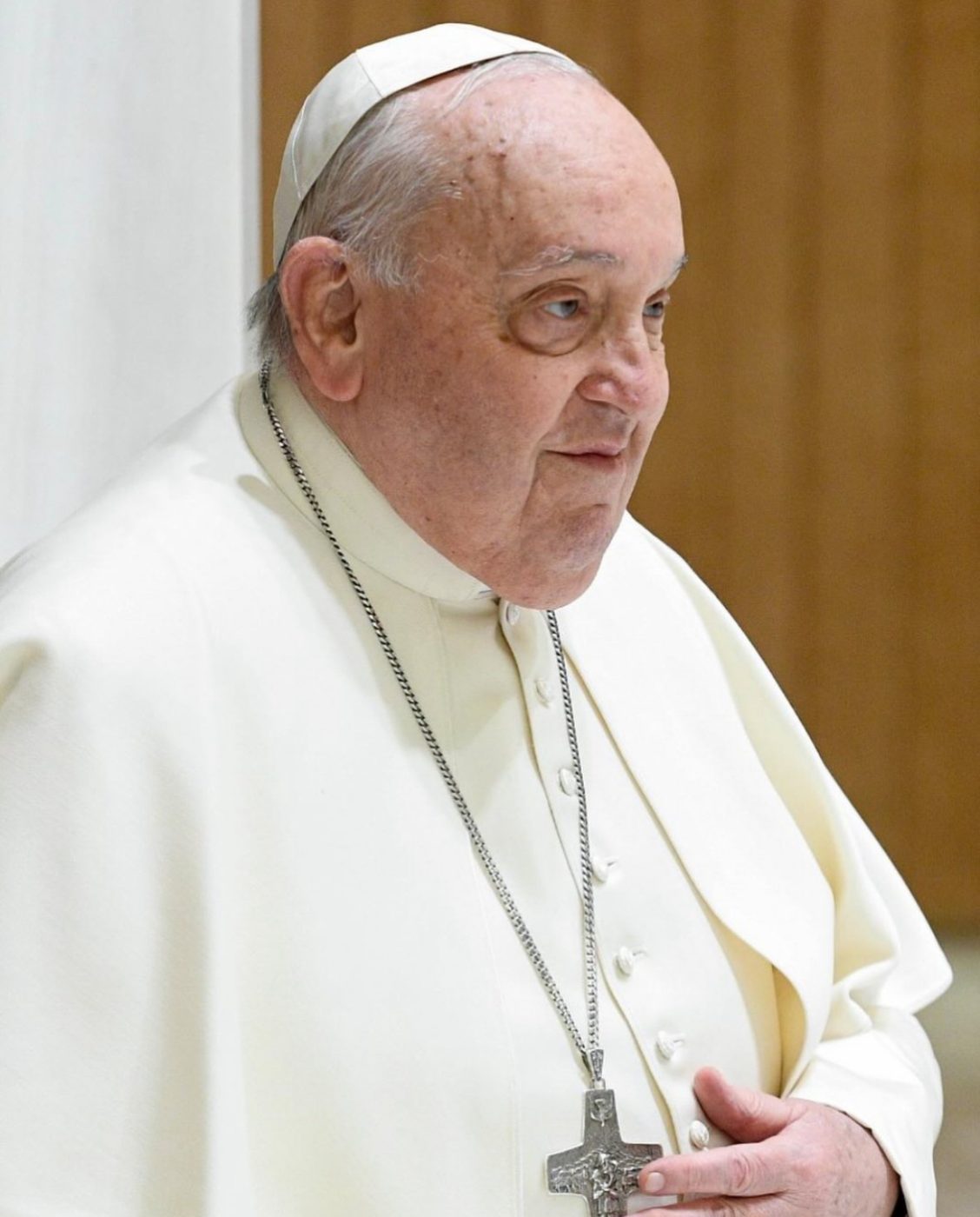 Em quarto dia de internação, Papa Francisco enfrenta ‘situação clínica complexa’, diz Vaticano