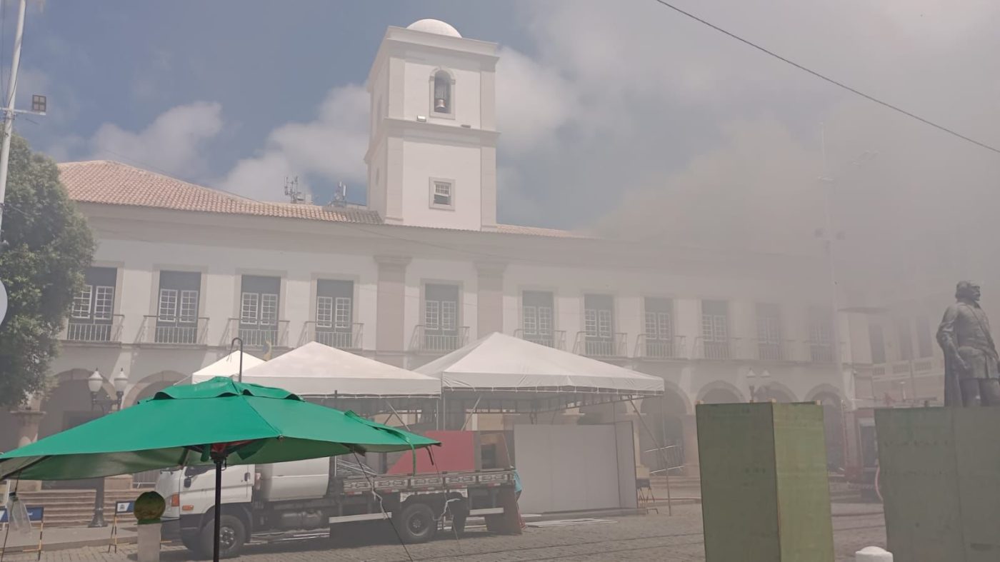 Autoridades avaliam danos na Câmara Municipal após incêndio: ‘Maioria do prédio está preservada’