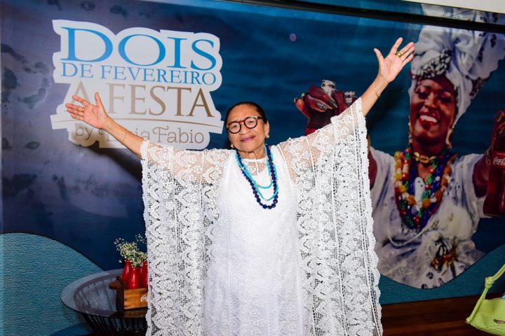 Licia Fabio promove tradicional festa de Iemanjá em Salvador; veja fotos
