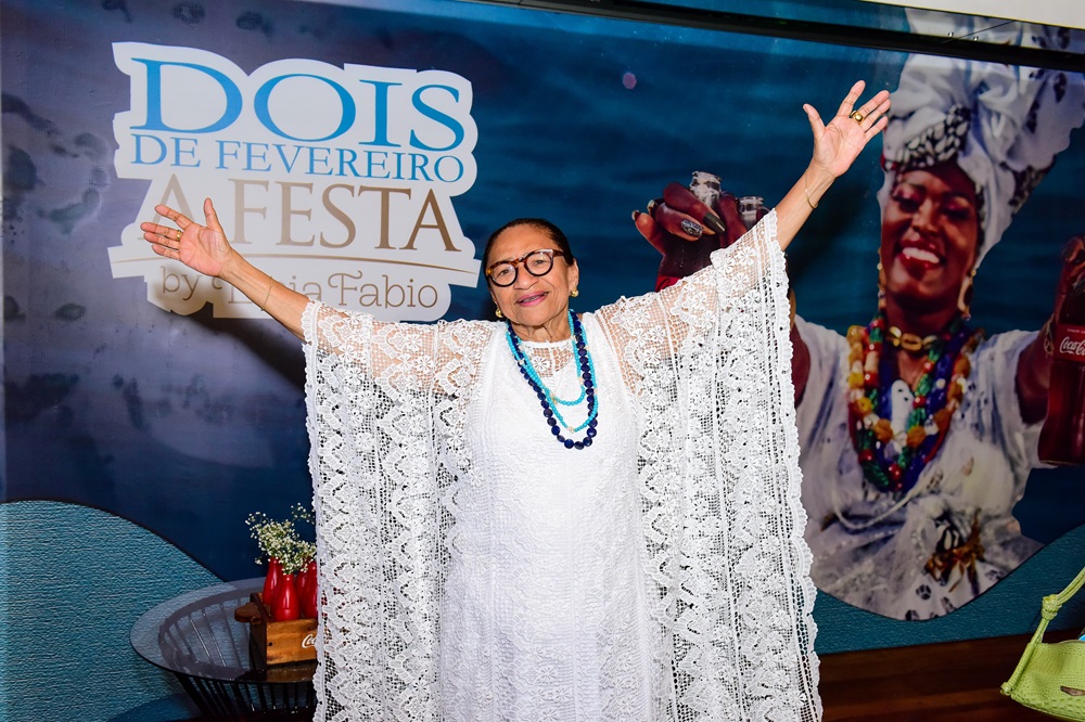 Licia Fabio promove tradicional festa de Iemanjá em Salvador; veja fotos