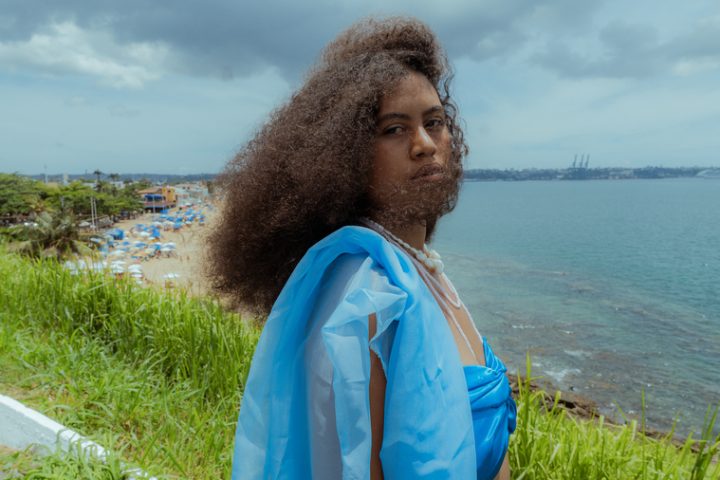 Neta do sambista Batatinha, Maria Carolina celebra o avô em exposição inédita na capital baiana