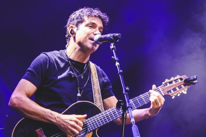 Após temporada de férias na Bahia, Jorge Vercillo volta se apresentar em Salvador; saiba quando