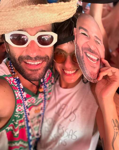 Humberto Carrão curte pré-Carnaval animado no Rio de Janeiro