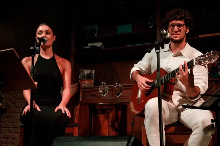 Sophie Charlotte e Tom Veloso vão vir a Salvador para show intimista no Rio Vermelho; saiba detalhes