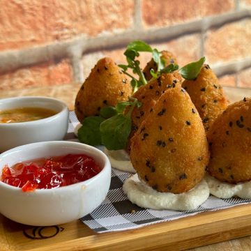 Conheça premiada coxinha de rabada servida em tradicional mercado popular do Centro Histórico de Salvador