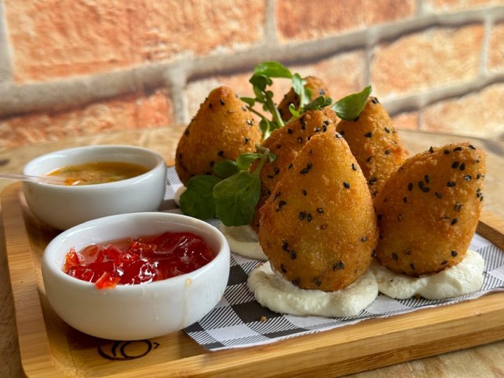 Coxinha de rabada? Conheça premiado aperitivo servido em tradicional mercado popular do Centro Histórico de Salvador