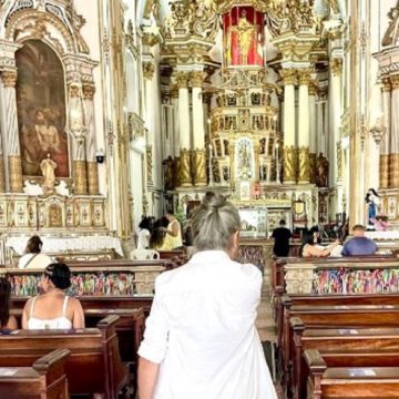 Maria Bethânia visita Igreja do Bonfim antes de show com Caetano Veloso na Fonte Nova