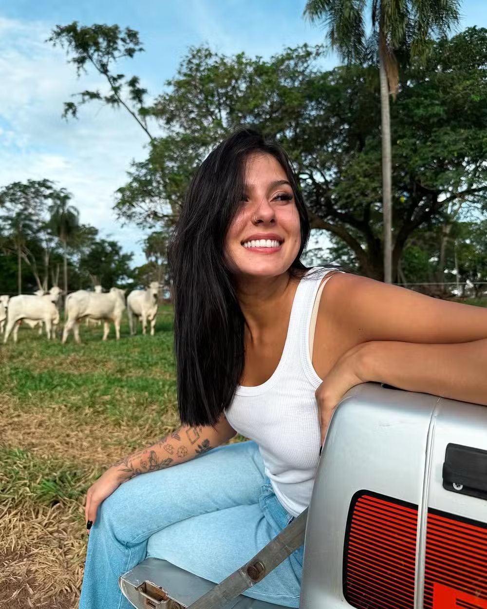 Boiadeira! Ana Castela posa com gado em dia de fazenda: “Meu e do meu pai”