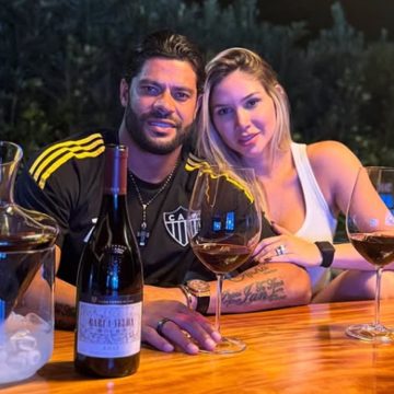 Hulk Paraíba comemora vitória sobre o Cruzeiro com vinho de R$ 20 mil